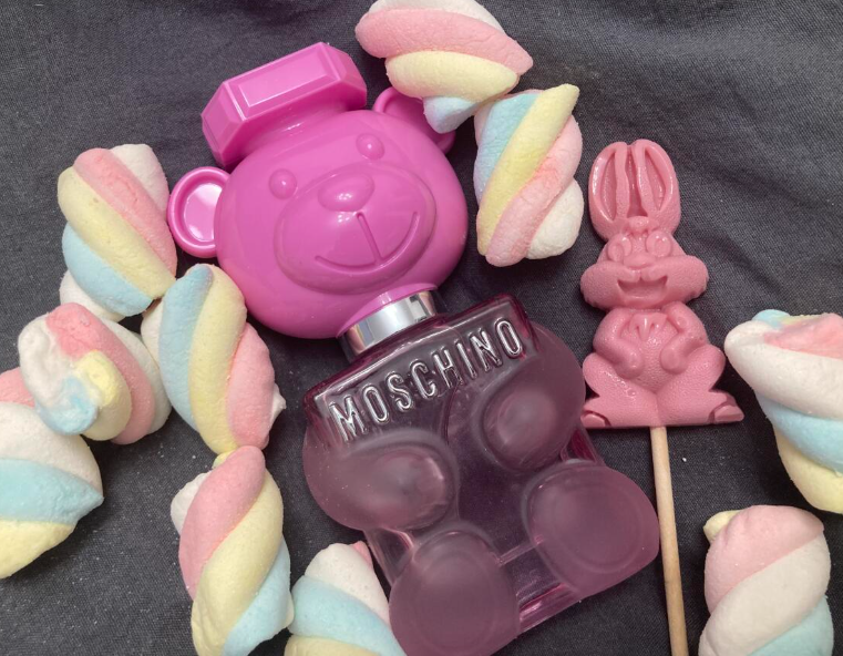 MOSCHINO BUBBLE GUM Y BHARARA KING